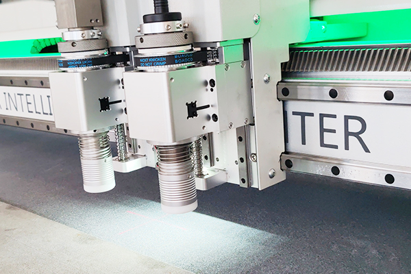 得馬F11高速裁切機(jī)